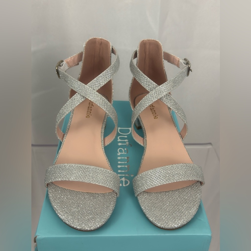 Dufannie Girls Special Occasion Silver Glitter Sandal Crisscross Strap 4.  NWT
